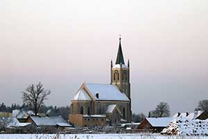Widok kościoła parafialnego zimą